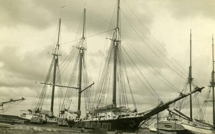 m/s Maj ankkuroituna satamaan